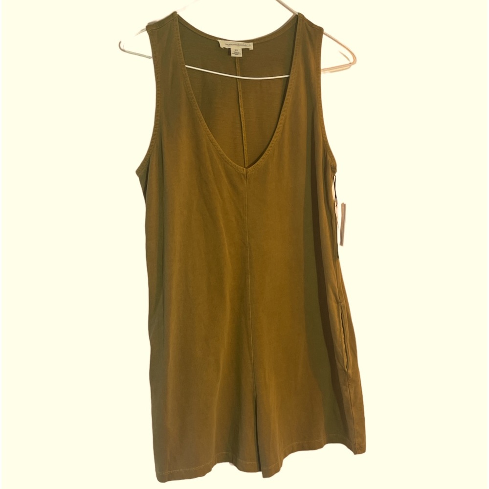 Treasure & Bond sleeveless romper shorts size XS tan gold